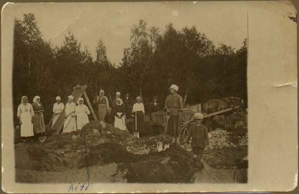 Naisia tietymaalla.JPG (30469 bytes)